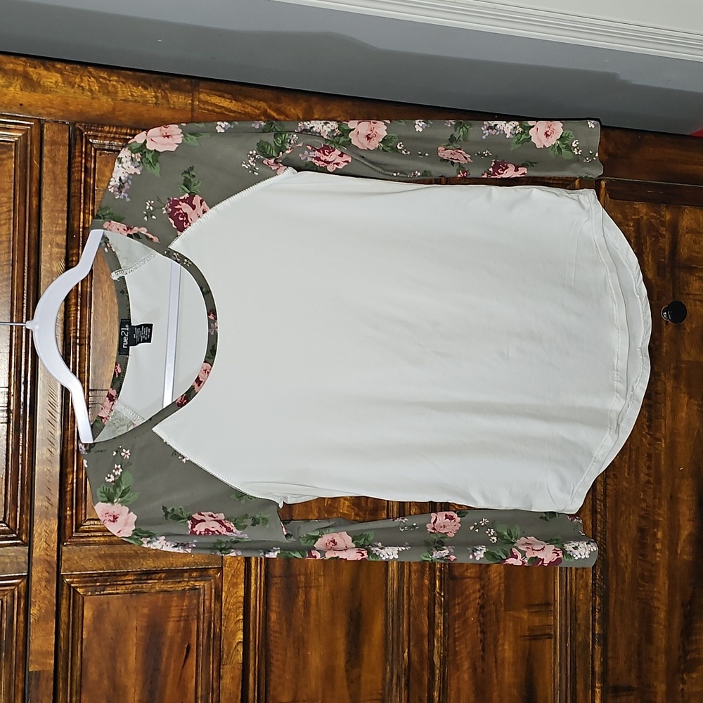 Rue 21 Womens Sz XS Floral Top.